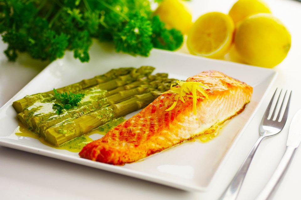 Roasted salmon with green asparagus