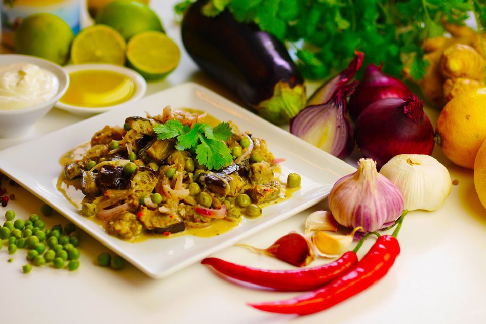 Aubergine & pea curry