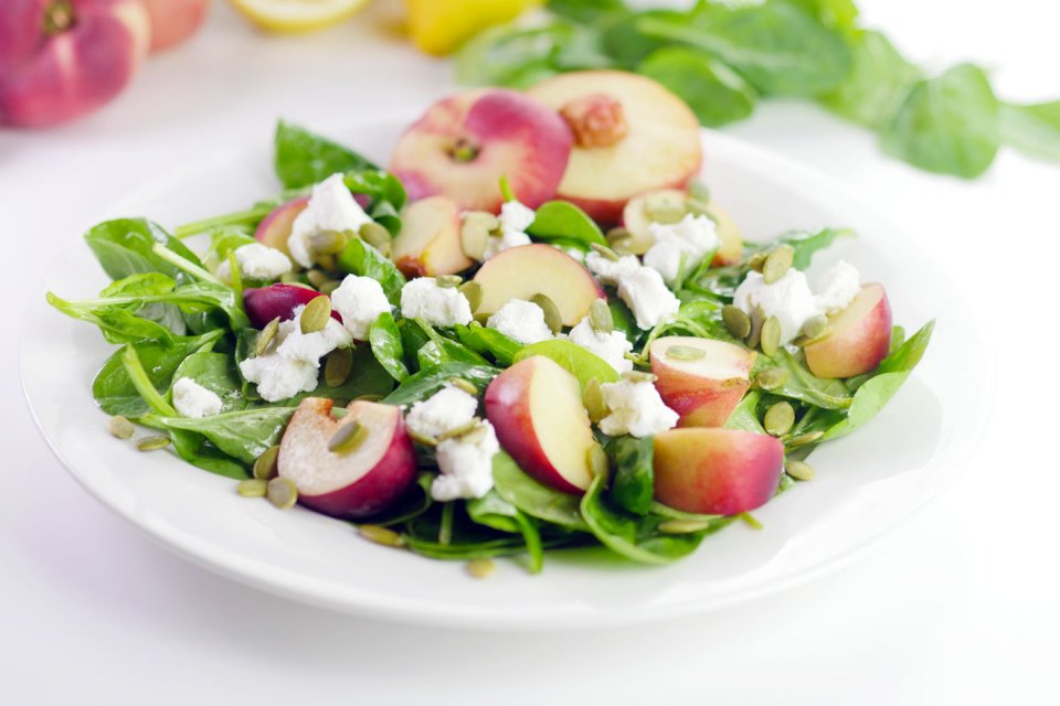 Spinach salad with peach & goat's cheese