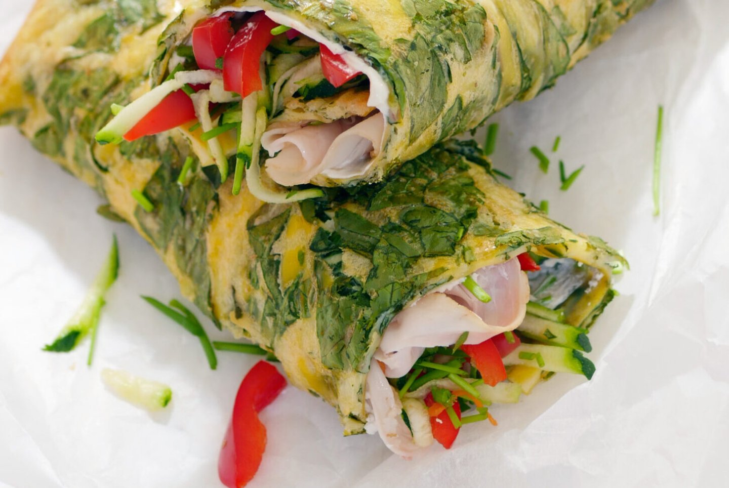 Spinach wrap with cream cheese & raw vegetables