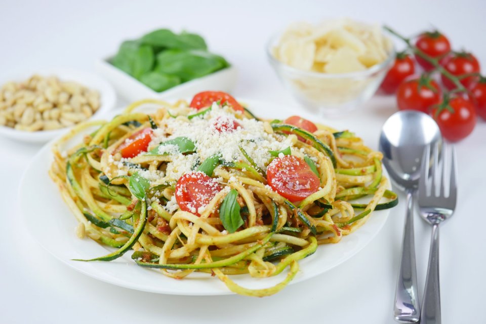 Courgetti pasta a la pesto rosso