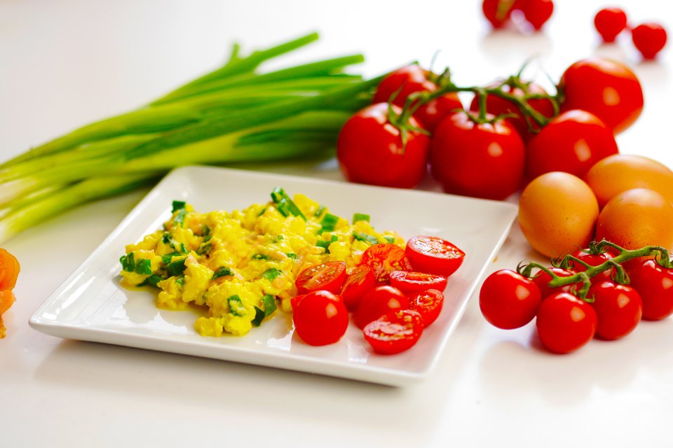 Scrambled eggs with spring onions