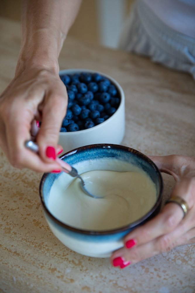 vrouw met blauwe bessen en wei eiwit